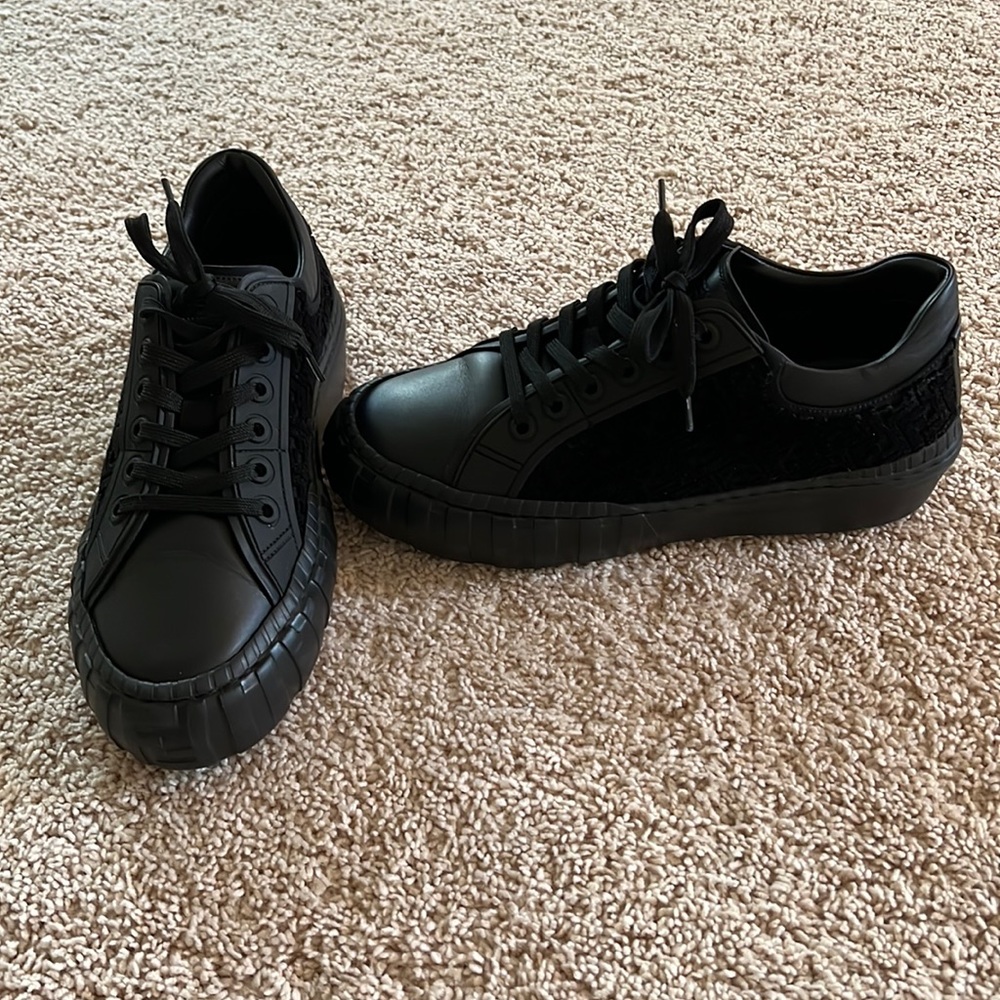 Men’s Fendi Sneakers Size 40 ( 7 ) Worn Once